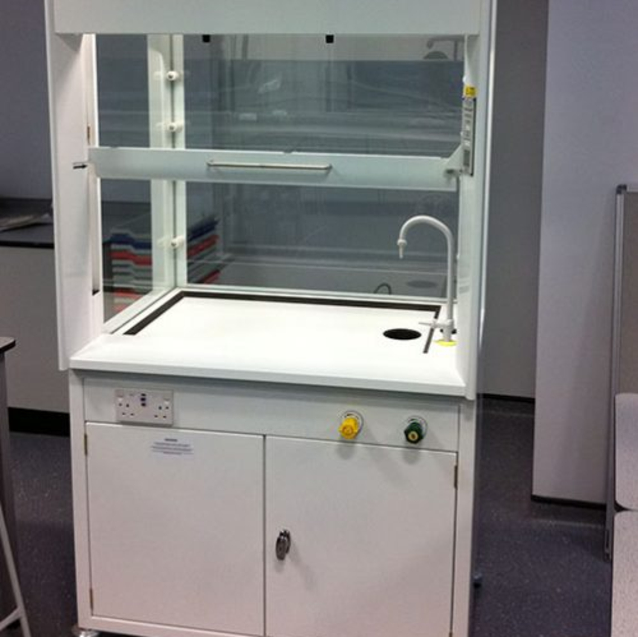 semi-mobile-ducted-fume-cupboard-kinetic-laboratories-hull-and-east