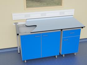 Laboratory mobile units in T frame laboratory support system with Trespa Toplab base worktop
